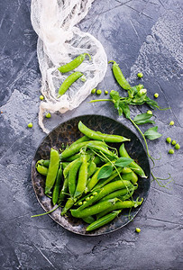盘子和桌上的绿豆，荤素搭配，营养均衡图片