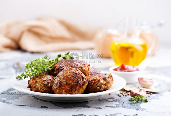 盘子和桌上的肉丸图片