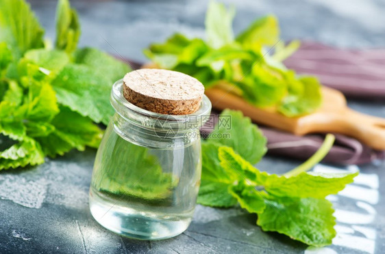 瓶中和桌上的薄荷油图片