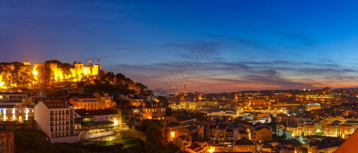 葡萄牙日落时里斯本历史中心里斯本塔古河和25德阿布里尔桥历史中心圣豪尔赫城堡全景葡萄牙里斯本晚上蓝色时段图片
