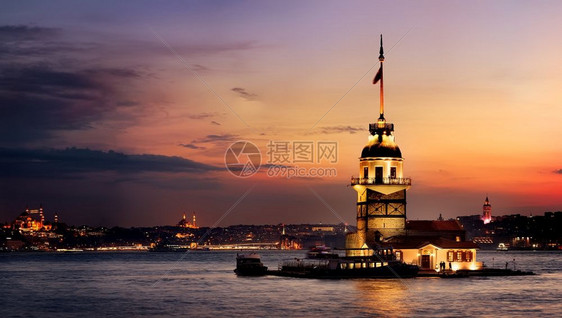 伊斯坦布尔日落时照亮了博斯福鲁市的Maiden塔图片
