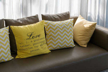 配有皮沙发和黄枕头的现代客厅图片