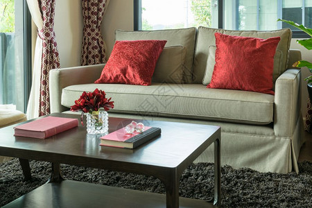 现代客厅沙发上有红色枕头图片