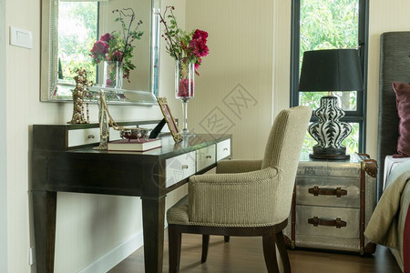 古典棕色椅子首饰放在家里更衣桌上图片