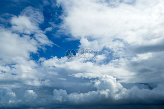 蓝天空背景云雾微小图片