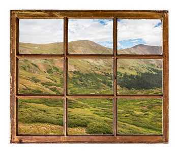 科罗拉多州洛基山脉高草地通过古老土用脏玻璃砸的窗图片