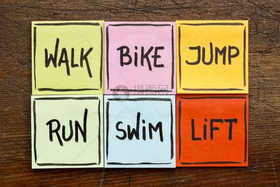 步行自车跳跑游泳生活健身或交叉训练概念用粘的笔记来对付锈木图片