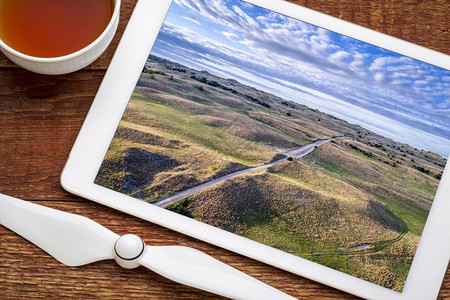 塞内卡附近的布拉斯卡沙丘春光和清晨的景色审查数字平板上的空中图像图片