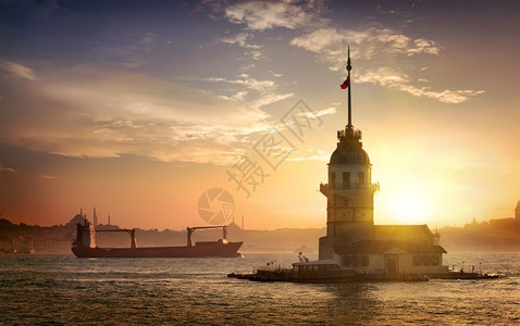 MaidensTower和土耳其伊斯坦布尔日落时的船舶图片