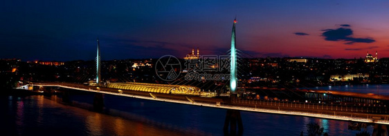 在土耳其伊斯坦布尔夜间亮明金角地铁桥图片