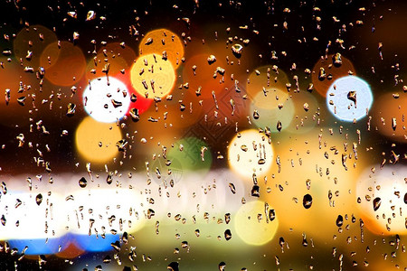 窗户上有雨滴抽象的bokoh灯光图片