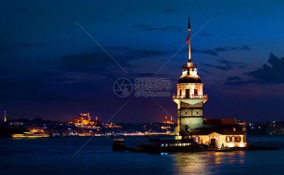 MaidensTower和土耳其伊斯坦布尔夜间的城市风景图片