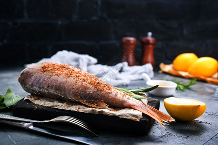 清蒸海鲈鱼餐桌上腌制的鲈鱼背景