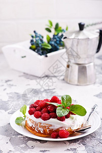 桌子上加草莓和奶油的蛋糕图片