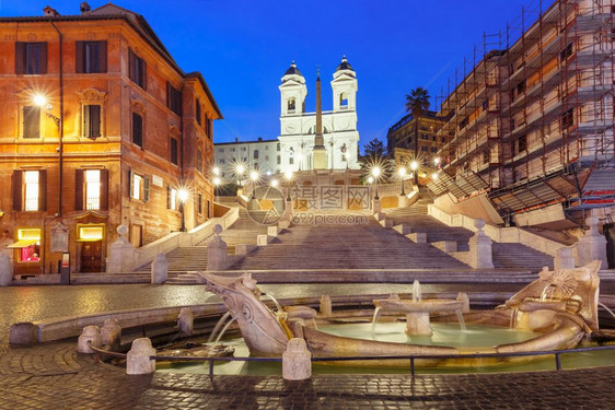 夜间西班牙台阶意大利罗马西班牙古迹楼梯西班牙台阶从斯帕尼亚广场看到早期巴洛克喷泉叫FontanadellaBarcaccia或丑图片