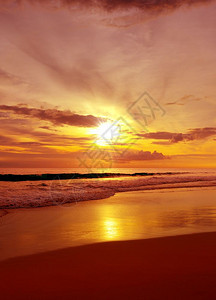 明亮的红色日出在海面上图片