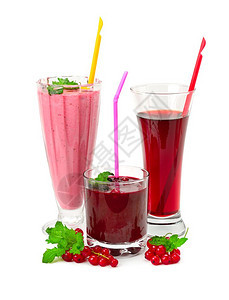 由草莓蓝和制成的果汁和冰淇淋它们以白色背景隔离健康饮品和浆果图片