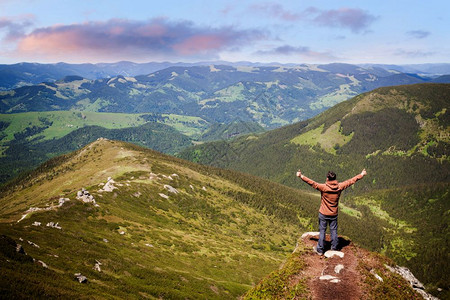 夏季山地风景男人站在岩石山上图片