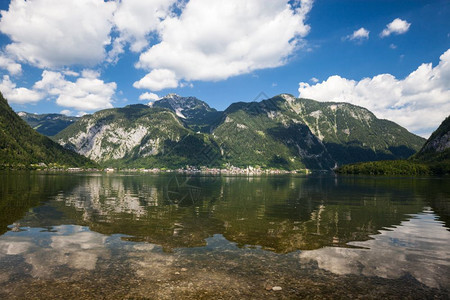 奥地利Hallstatt村阿尔卑斯山湖夏季全景图片