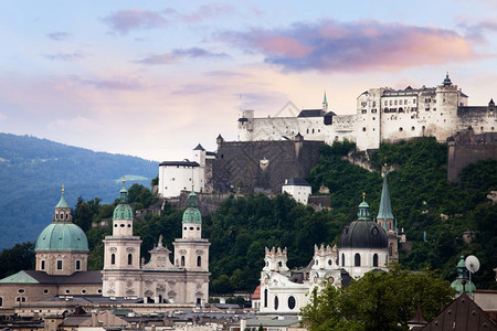 奥地利萨尔茨堡旧城全景图片