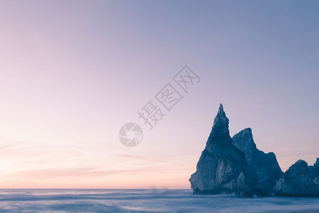 美丽的岩石海滩葡萄牙日落时的PraiadaUrsa图片