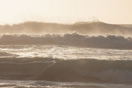 阳光明媚的海洋大浪阳光夏日的海景图片