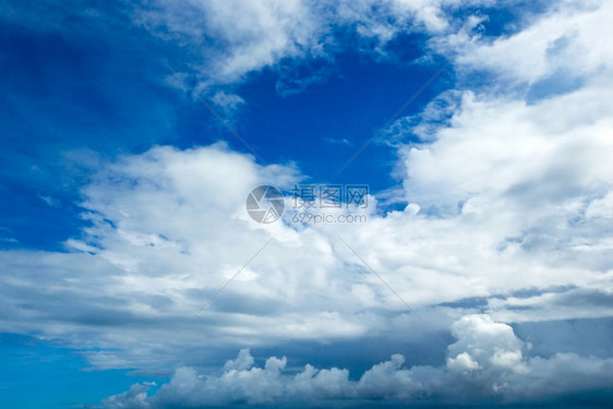 蓝天空背景云雾微小图片