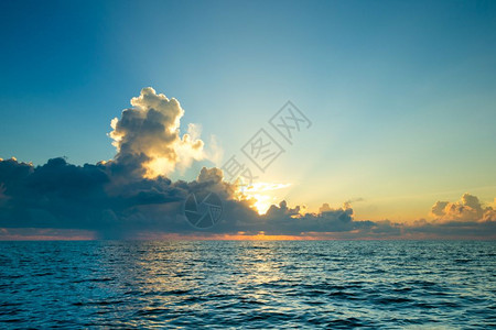 蓝云在平凉的海面上云在蓝的天空上阳光反射图片