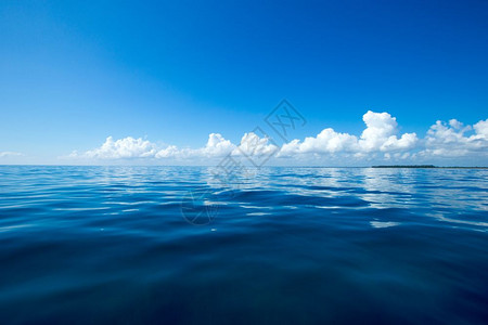 蓝云在平凉的海面上云在蓝的天空上阳光反射图片