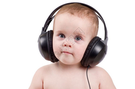 节奏用耳机在白色背景上微笑的婴儿背景