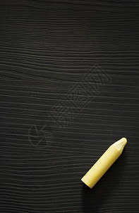 木制纹理上的黄色粉笔图片