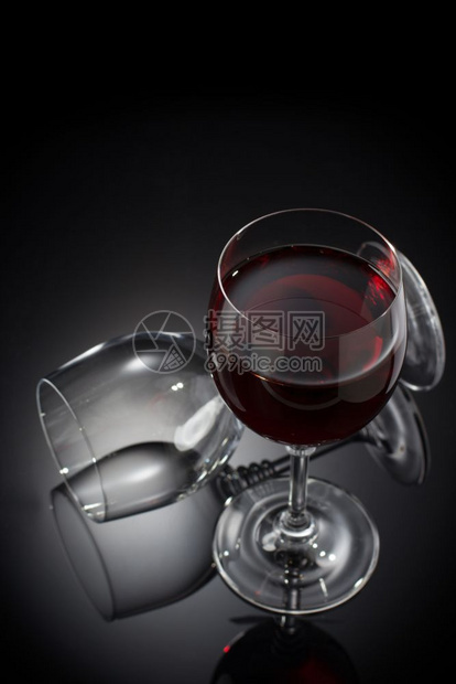 黑色背景的葡萄酒杯图片
