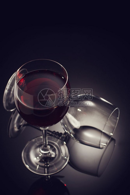 黑色背景的葡萄酒杯图片