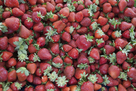 乡村市场上新鲜的草莓果冻酱汁水酒图片