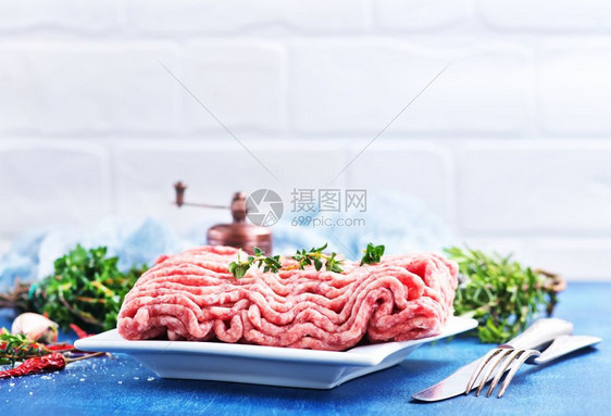 桌子上生的碎牛肉图片