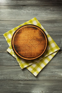 木桌背景的布巾图片