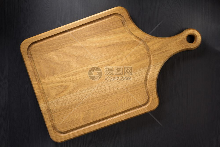 木制表格面的切割板，食材准备工具图片
