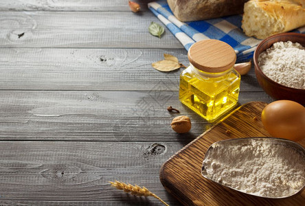 橄榄油和面制食品图片