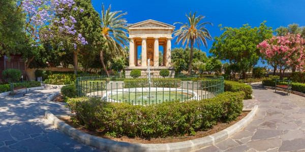 马耳他首都瓦莱塔的下巴拉卡花园马耳他首都瓦莱塔老城的亚历山大巴拉卡花园和亚历山大鲍尔纪念碑的春之全景图片