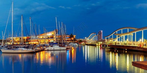 西班牙巴塞罗那韦尔港和兰布拉德马西班牙加泰罗尼亚与韦尔港码头的全景和西班牙加泰罗尼亚巴塞那夜间称为拉姆布德马的瓦维木制步行道图片