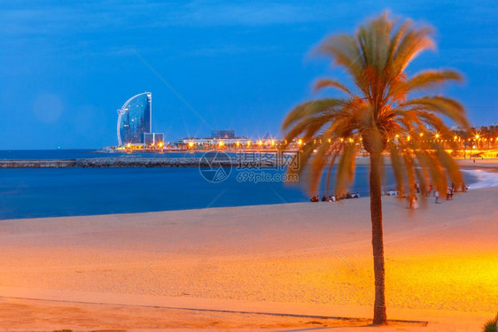 西班牙巴塞罗那内塔海滩西班牙加泰罗尼亚巴塞那内塔海滩清晨蓝色时段西班牙加泰罗尼亚图片