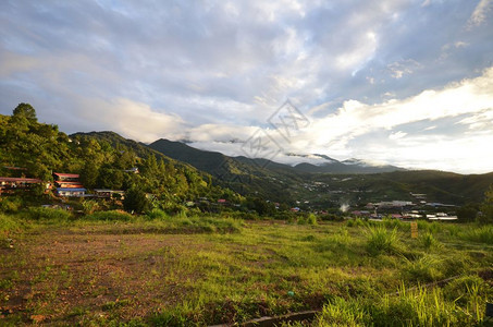 基纳巴卢山是婆罗洲和克罗山脉的最高峰是马来群岛的最高山峰图片