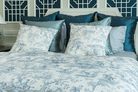 床上有蓝枕头的典型风格卧室图片