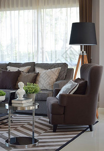 配有沙发和木灯的现代客厅设计图片