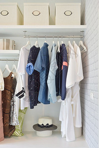 现代住宅露衣柜挂在现代住宅的临时布图片