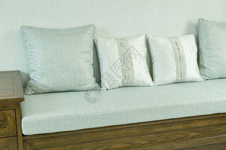 室内起居木沙发上有白色和灰枕头背景图片