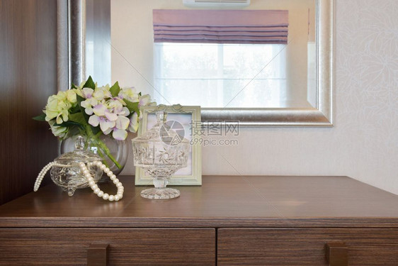 犹太水晶罐子木制桌上有图画框和鲜花图片