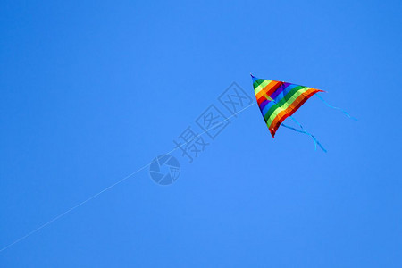 在蓝天背景上飞来去的多彩风筝图片