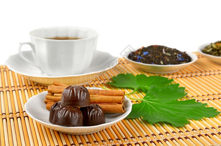 白底竹垫上茶杯巧克力和肉桂图片