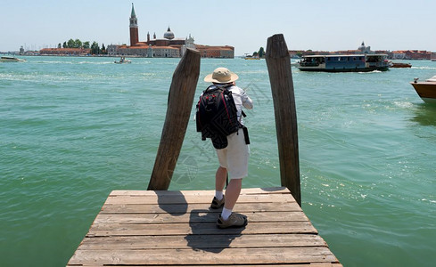 制作意大利威尼斯SanGiorgioMaggiore照片的旅游者图片